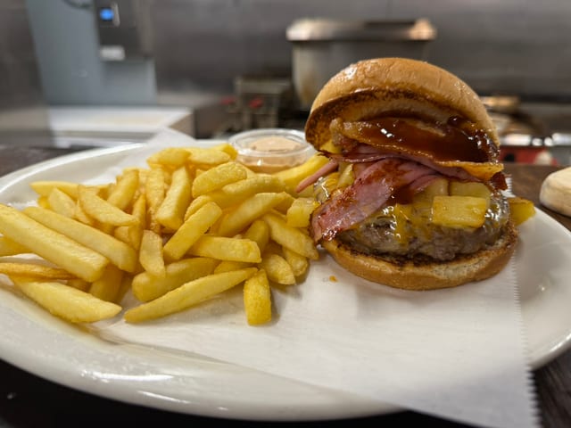 Hamburguesa Hawaiana / Hawaiian Burger.