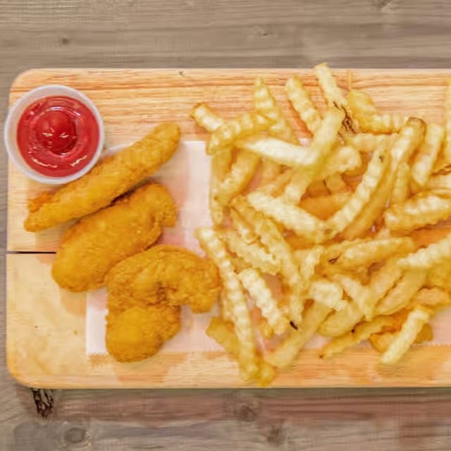 Tiras De Pollo y Papas Fritas / Kids Chicken Tenders and Fries.